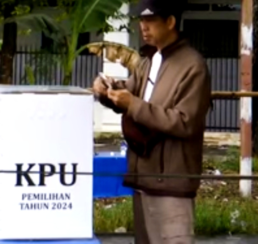 Warga memasukan surat suara ke kota PSU di Kabupaten Empat Lawang